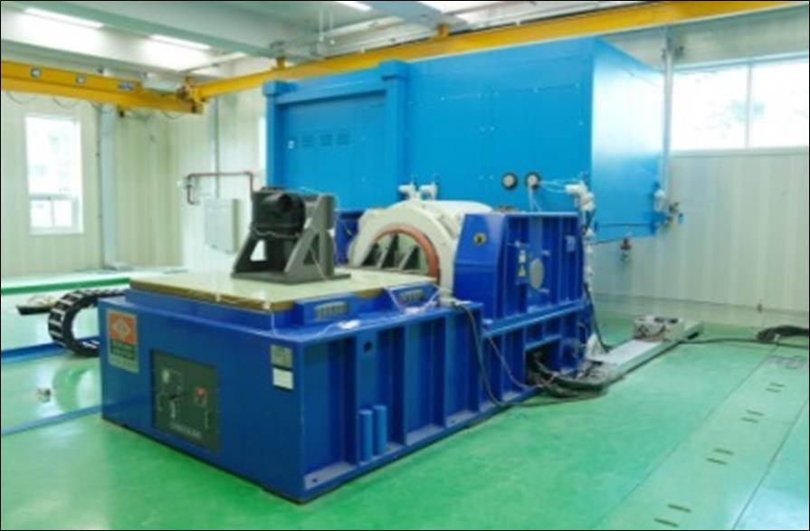 Environmental vibration chamber and accessory equipment